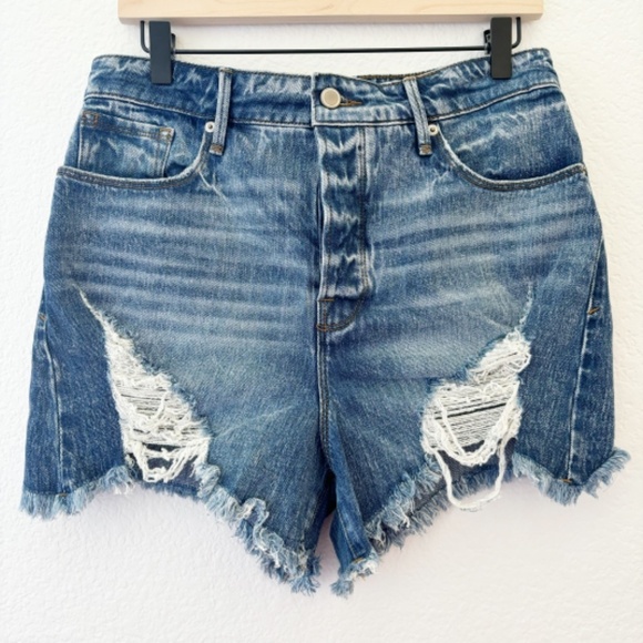 Good American Bombshell distressed denim shorts Size 8/29